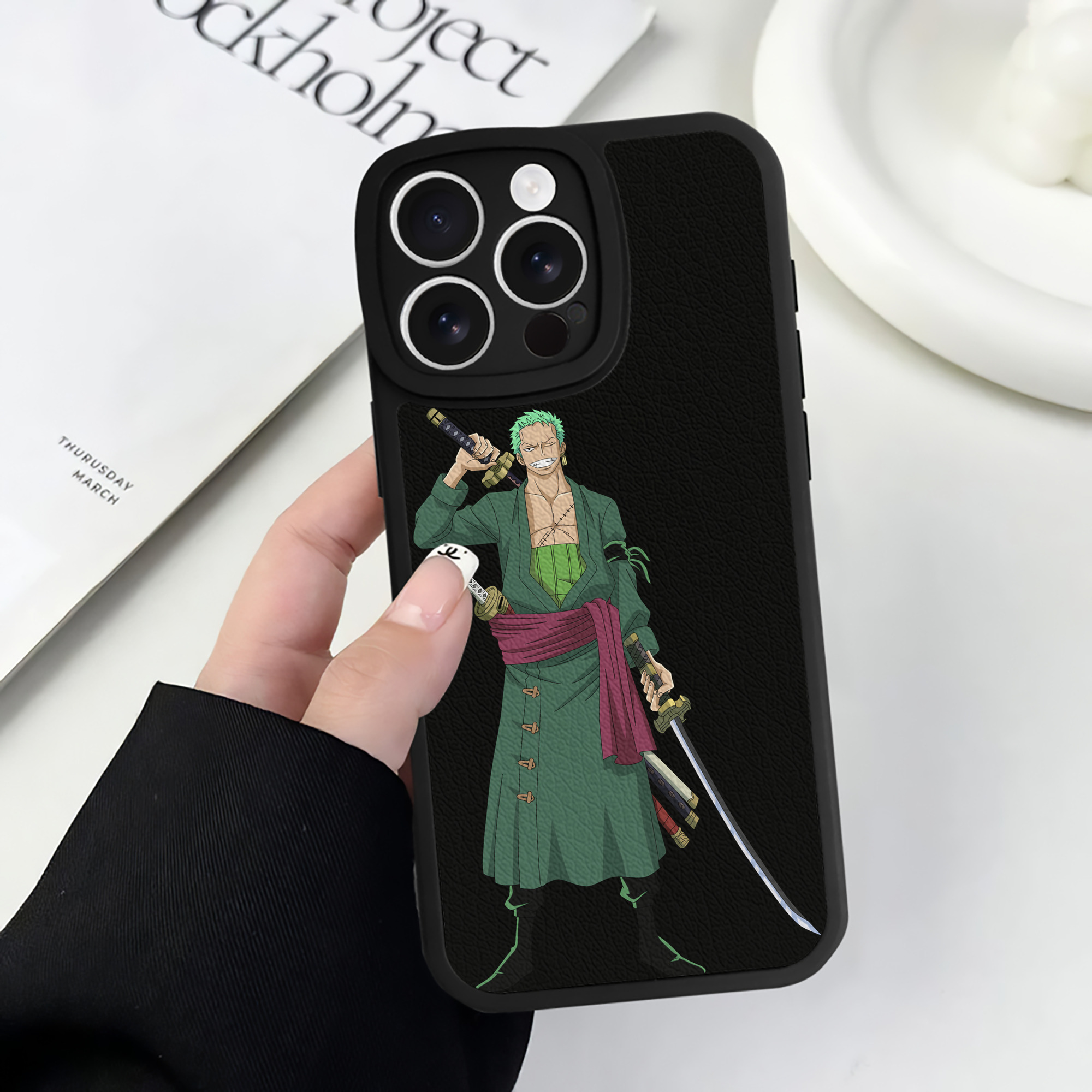 （画像用） ワンピース ロロノア・ゾロ ONE PIECE Roronoa Zoro 【iPhone 16シリーズ対応】シリコンスマホケース（レザー調） 材質：シリコン